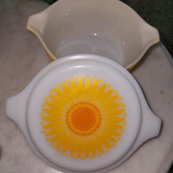Vintage Pyrex Daisy Pattern casserole dishes - Picture 5 of 7
